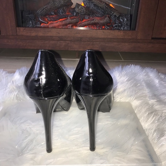 *Gianni Bini Grey/Black Platform Pump - Picture 4 of 8